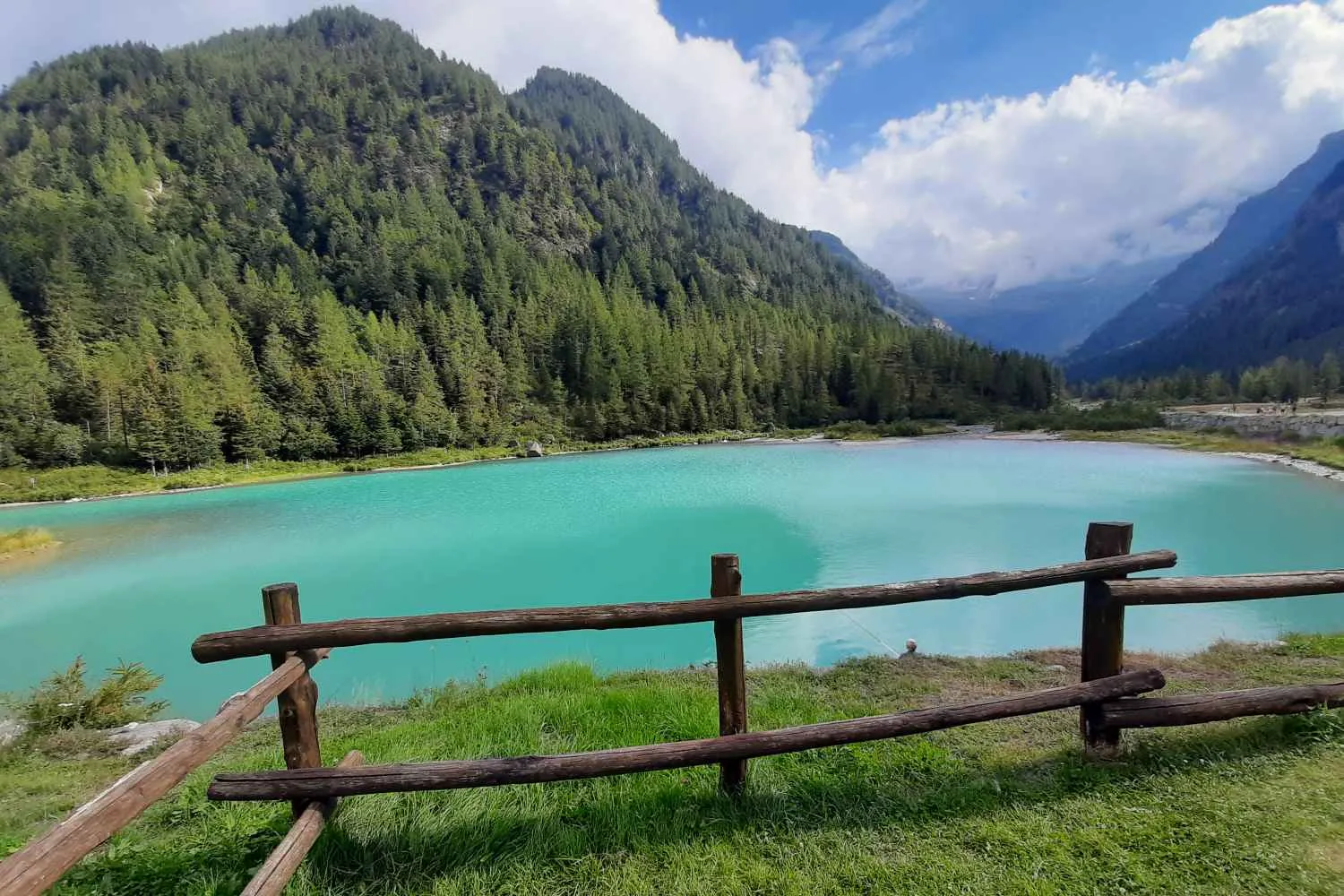 Ti porto con me sul Lago delle Fate alla scoperta di Macugnaga, l'incantevole borgo del Monte Rosa con l'iconico tiglio secolare