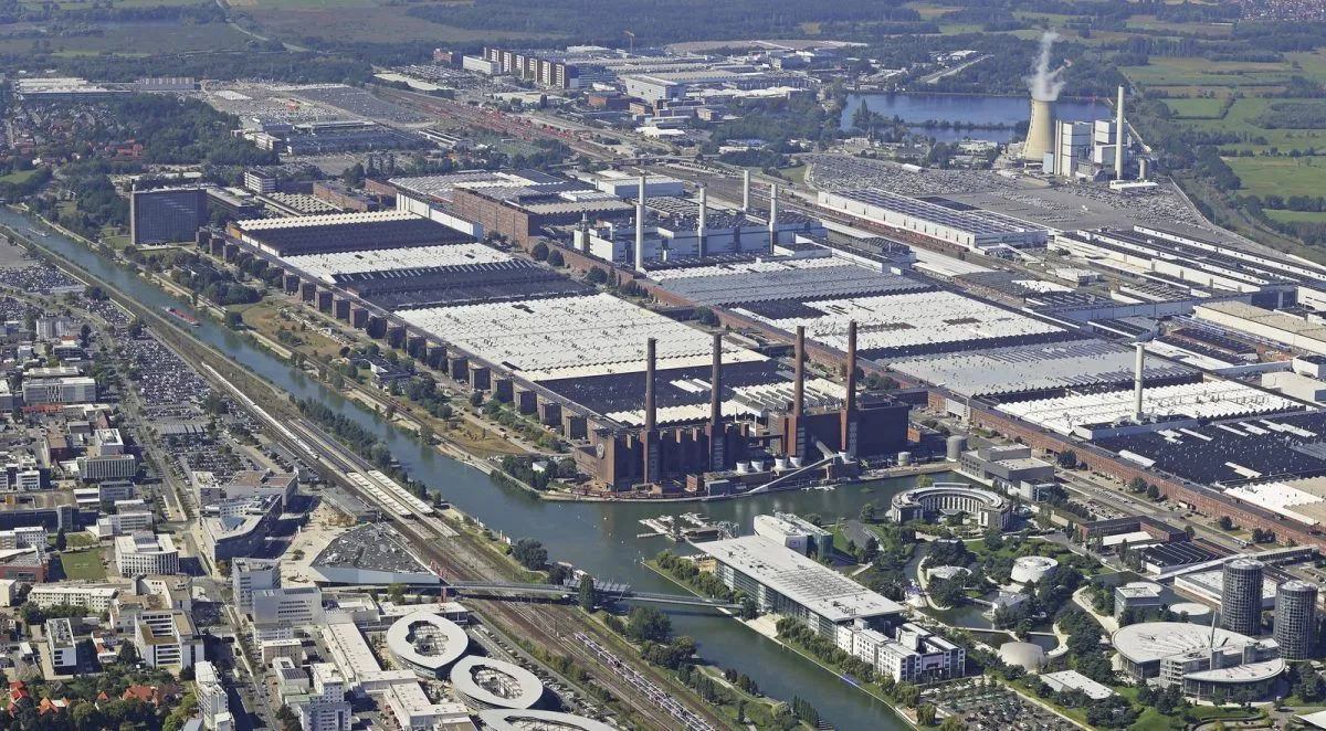 Il paradosso Volkswagen: le elettriche vendono troppo, ma a Wolfsburg si taglia - HDmotori.it