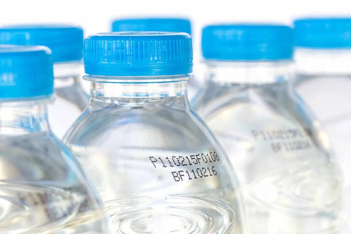 Sai cosa indica la data riportata sulle bottiglia d'acqua? Ecco perché dovresti leggerla e farci attenzione