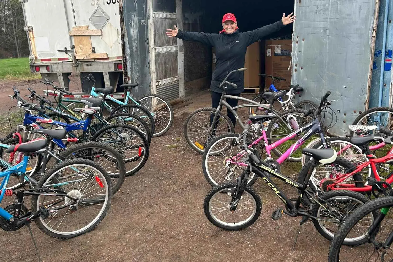 Questa donna ripara e regala bici ai bambini da 14 anni (e solo nel 2025 ne ha donate oltre 400): la loro felicità è impagabile