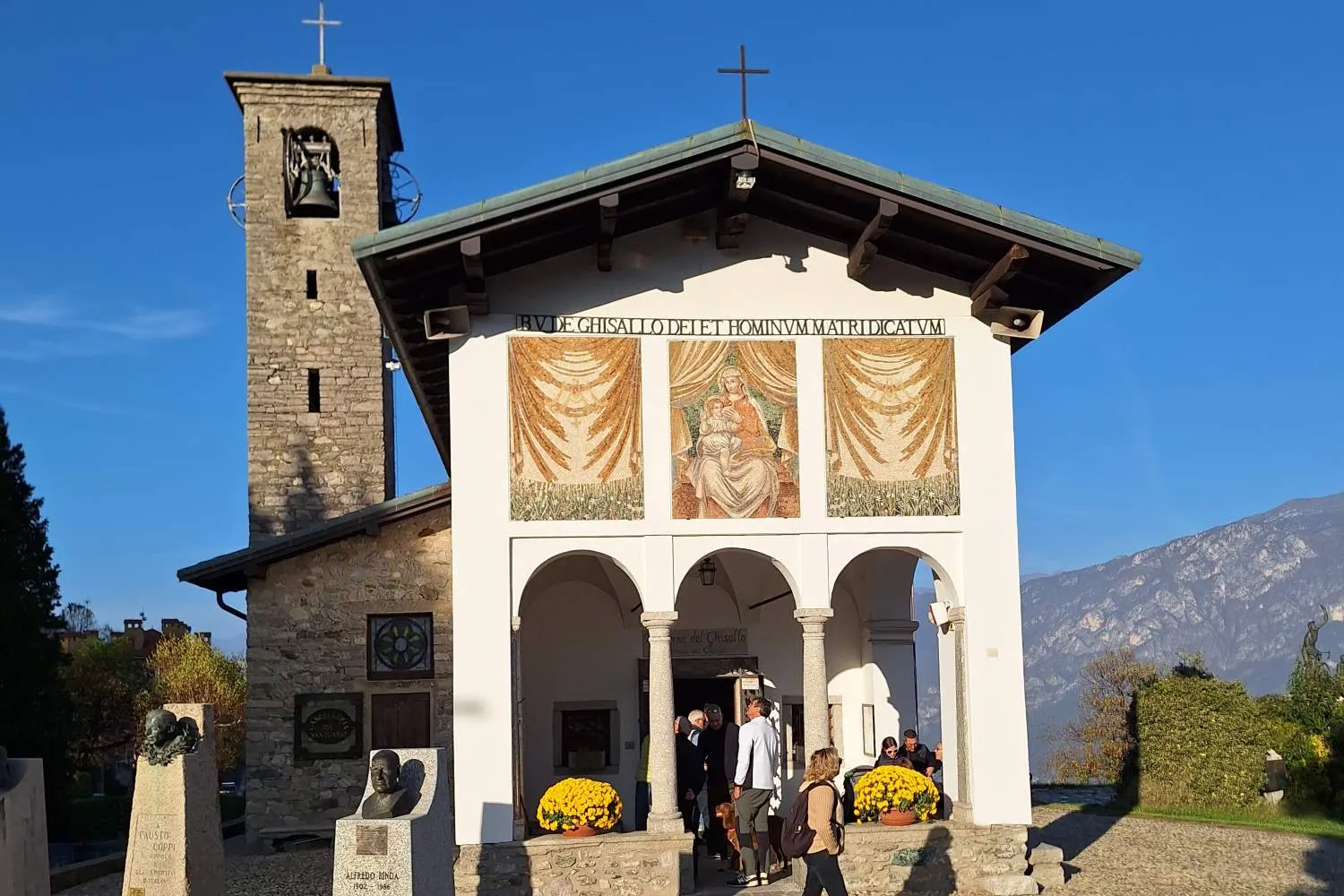 Siamo saliti sull’iconica ascesa del Ghisallo sulle tracce dei miti del ciclismo per visitare il celebre santuario e il museo con le bici storiche
