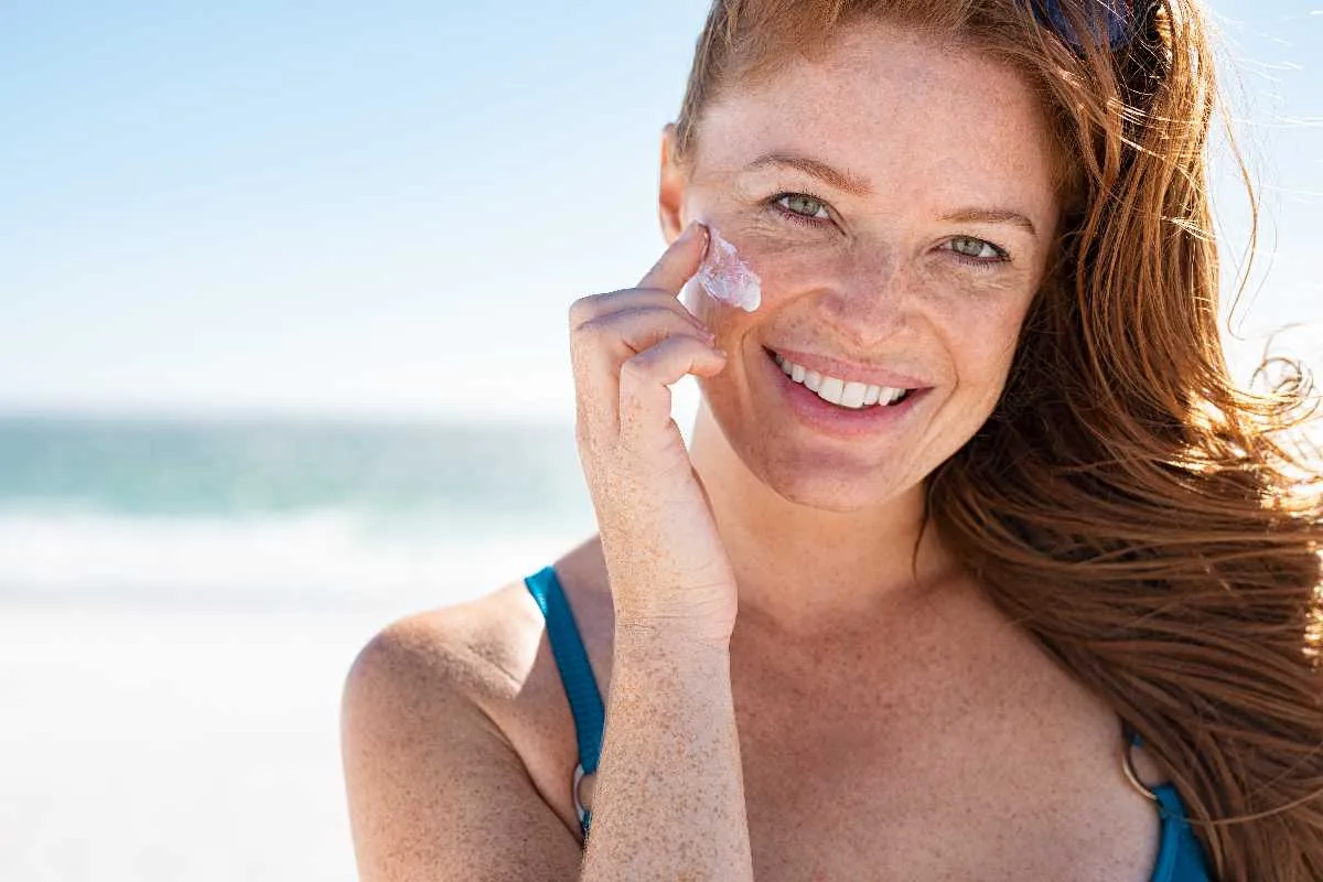 Prima crema solare o trucco? Qual è l'ordine giusto per proteggere davvero la pelle (e gli errori da non fare)