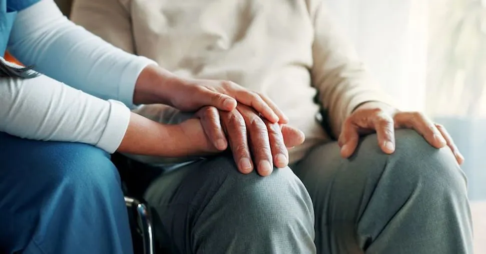 Caregiver, primo sì alla legge: fino a 400 euro per chi assiste un parente disabile e aiuti non economici