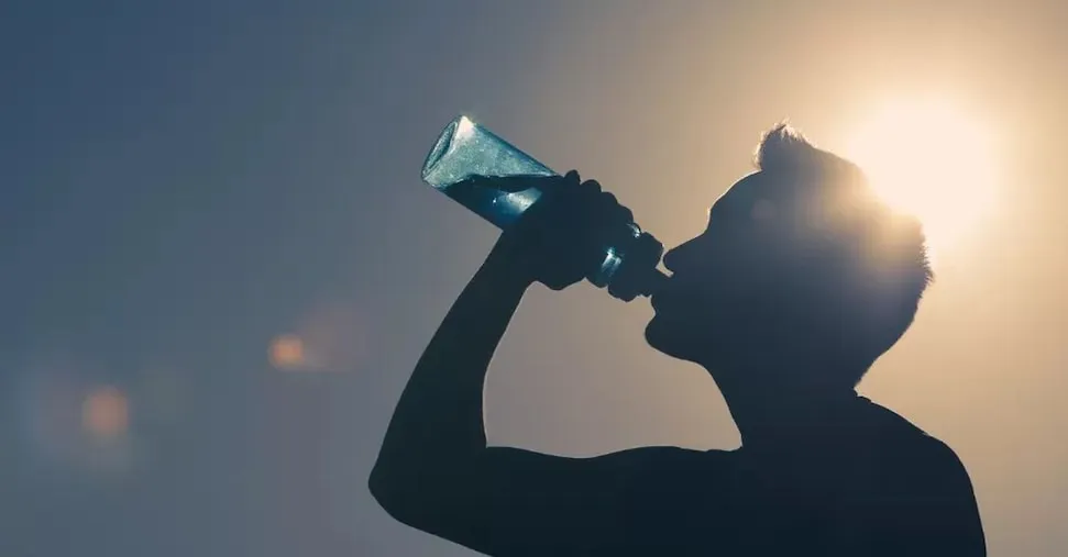Il grande caldo: congestioni, edema e crampi, ecco rischi e consigli per evitarli