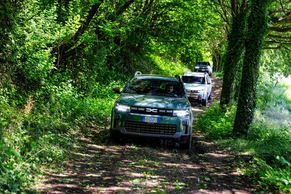 Dacia Duster Hybrid-g 150 4x4: l'abbiamo sporcata sullo sterrato - Video - HDmotori.it