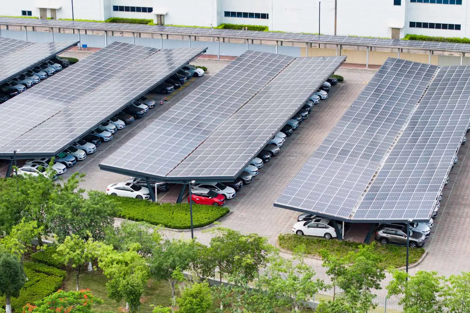 Parcheggi solari, l’occasione perduta dell’Europa: potrebbero far risparmiare in bolletta fino a 32mila euro l’anno