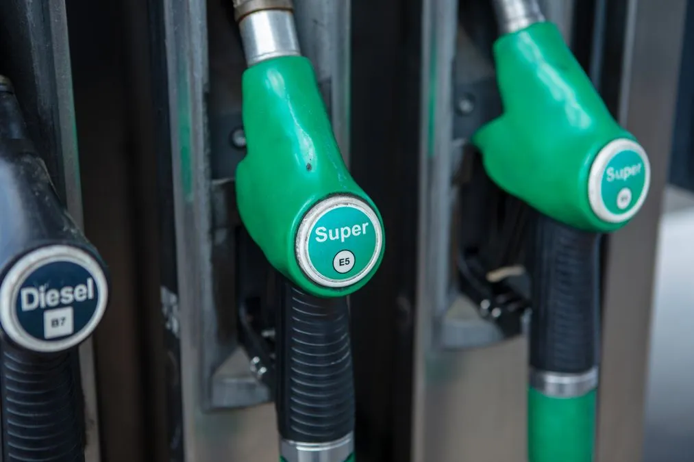 Caro carburante, agosto da record: fino a 1 miliardo di euro in più rispetto al 2025 - HDmotori.it