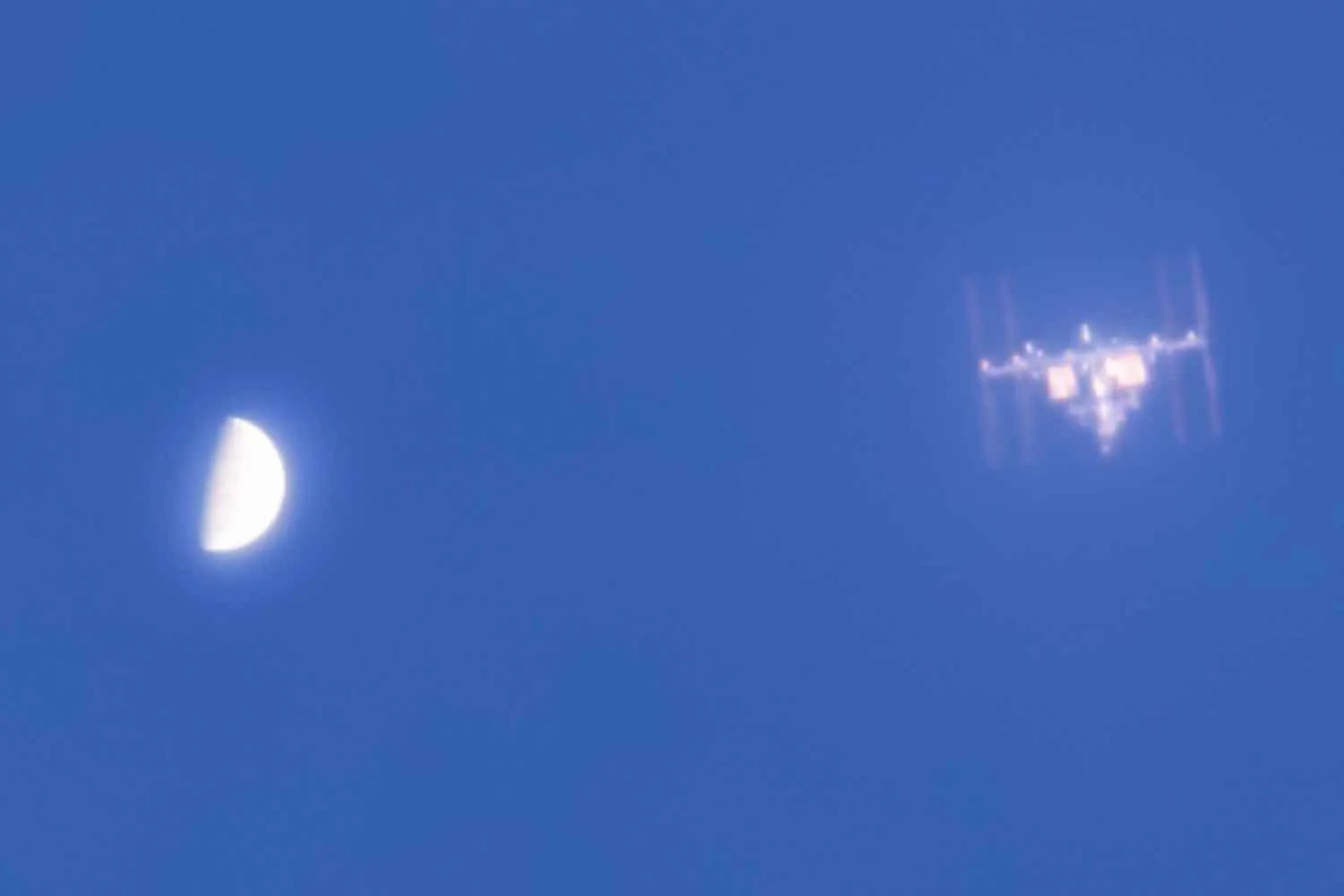 La ISS passa accanto a Venere in pieno giorno: lo scatto perfetto che ha richiesto settimane di calcoli