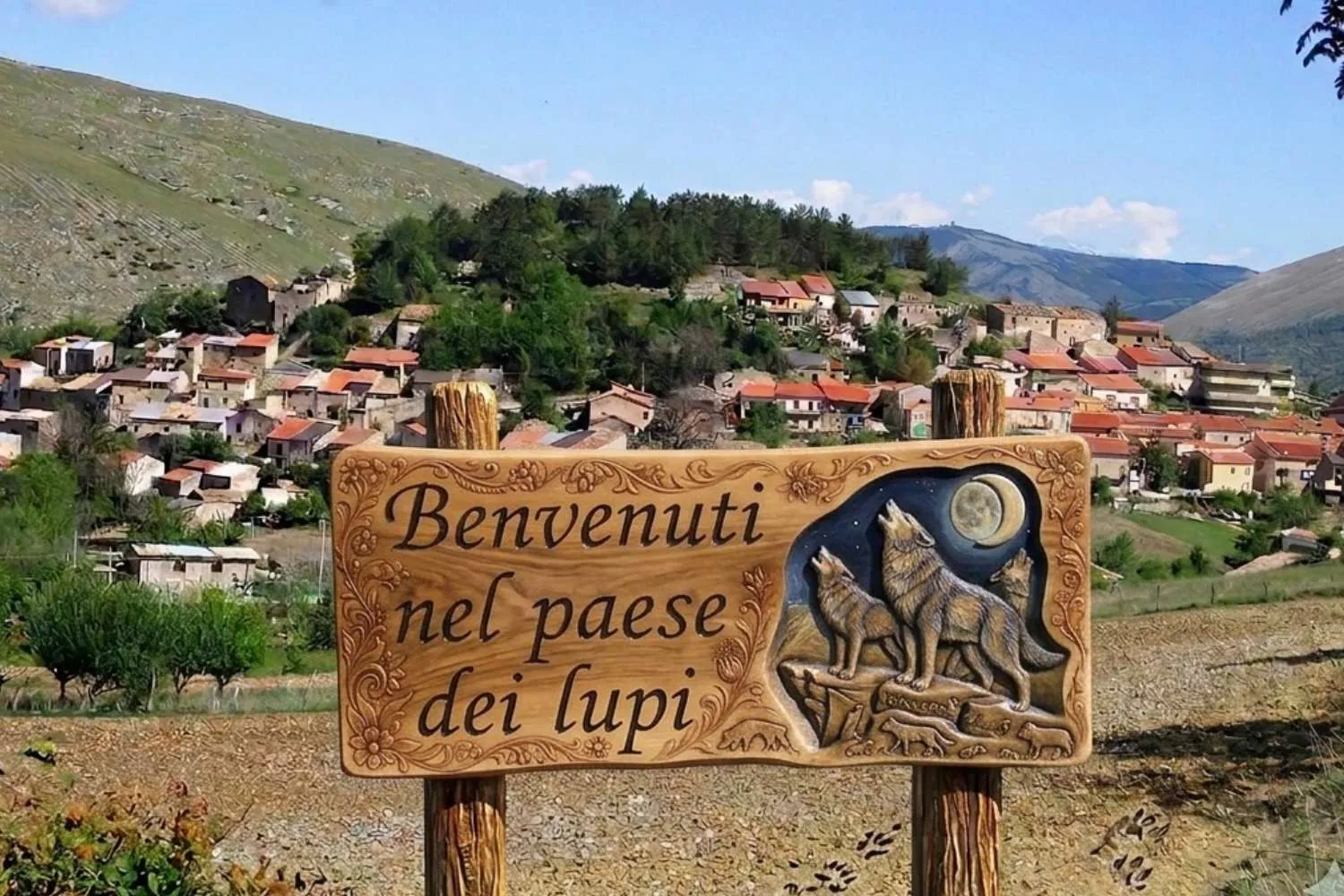 In Abruzzo ora c’è il “Paese dei Lupi”: la scelta di questo piccolo borgo è la risposta più potente alla strage e al clima d’odio
