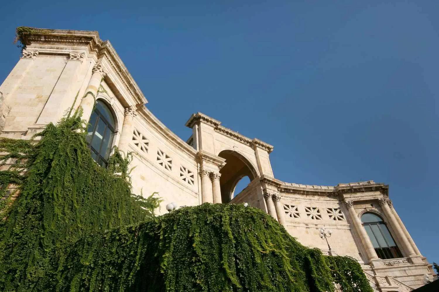Il castello più bello d'Italia non è dove pensi: è in Sardegna e si vede dal mare