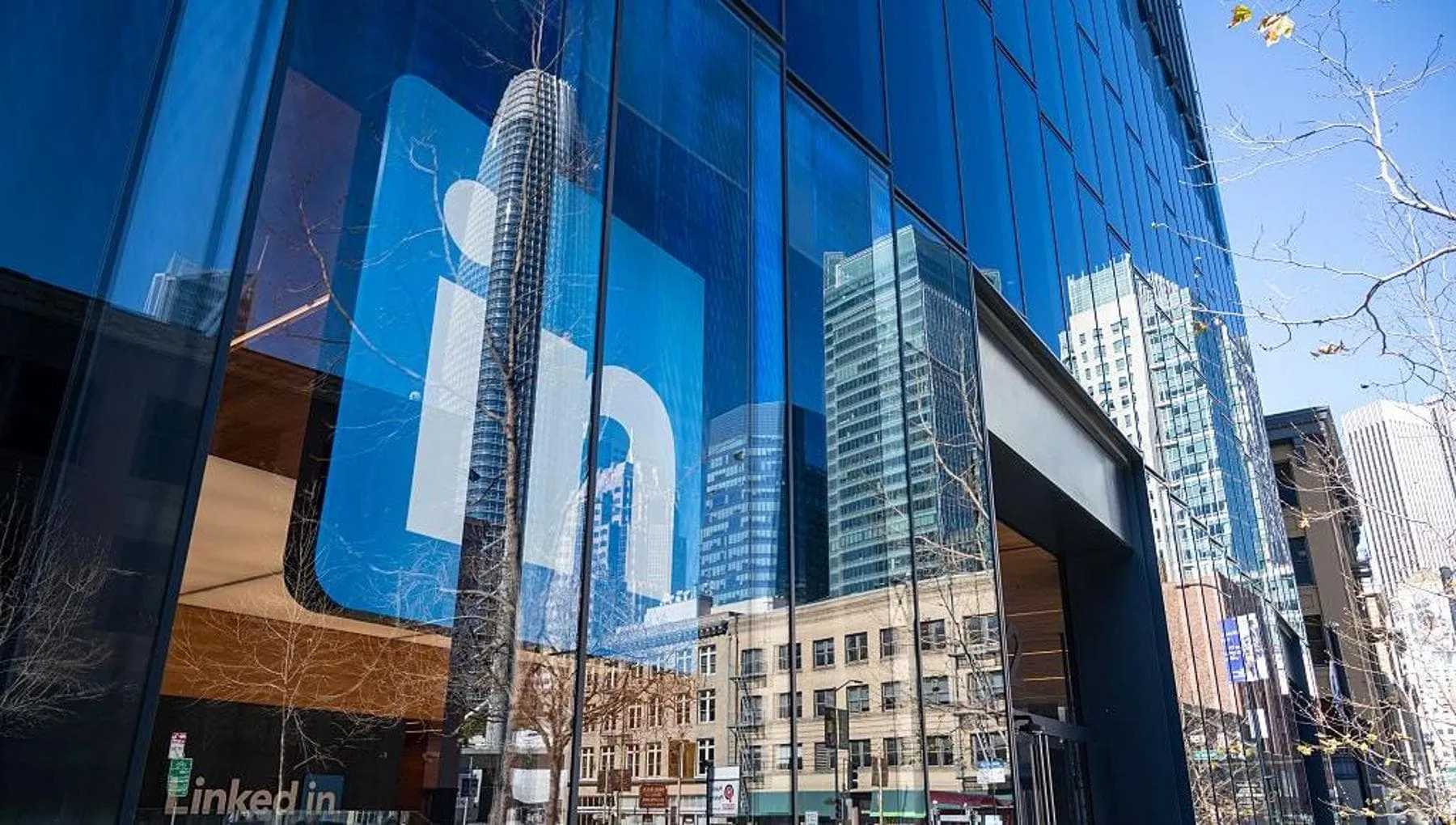 LinkedIn: oltre un milione di utenti segnala l’AI slop, ma i criteri restano opachi