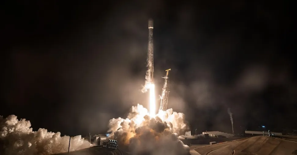 Spazio, il lancio dei satelliti rilascia fuliggine in atmosfera (e inquina 500 volte di più delle auto)