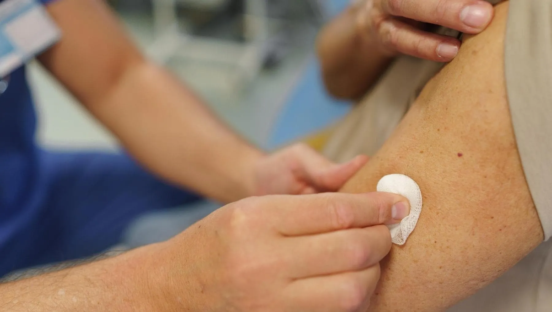 Demenza e Alzheimer, due vaccini comuni potrebbero aiutarci a prevenirli