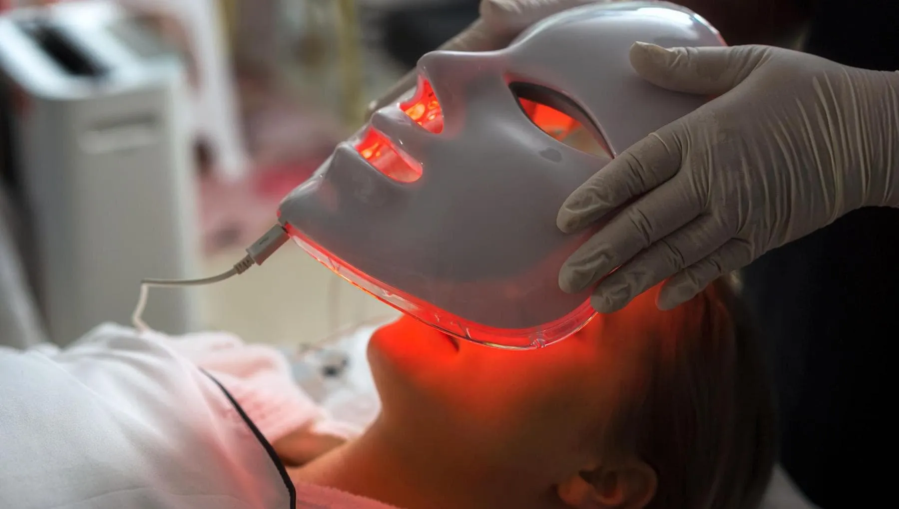 Maschere led per il viso, ennesima moda social o beneficio reale?