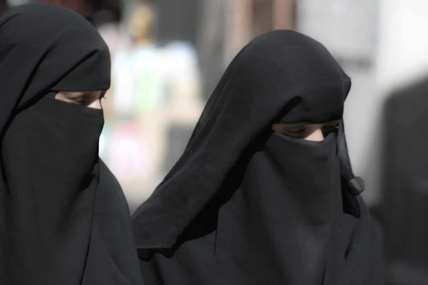 Donne afghane spezzate da gravidanze forzate e aborti spontanei non curati: i loro corpi sono ostaggio dei talebani