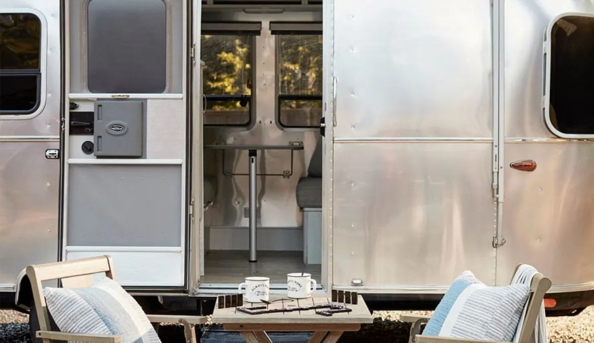 Elon Musk vive in un’Airstream? Tra narrazione e realtà - HDmotori.it