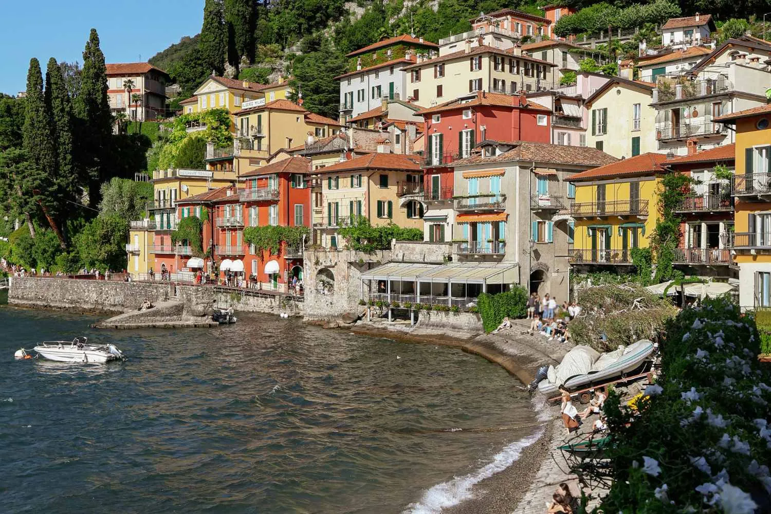 Stop ai turisti in giro in costume e a torso nudo: multe fino a 200 euro in questo borgo sul Lago di Como (e il caso finisce sul Guardian)