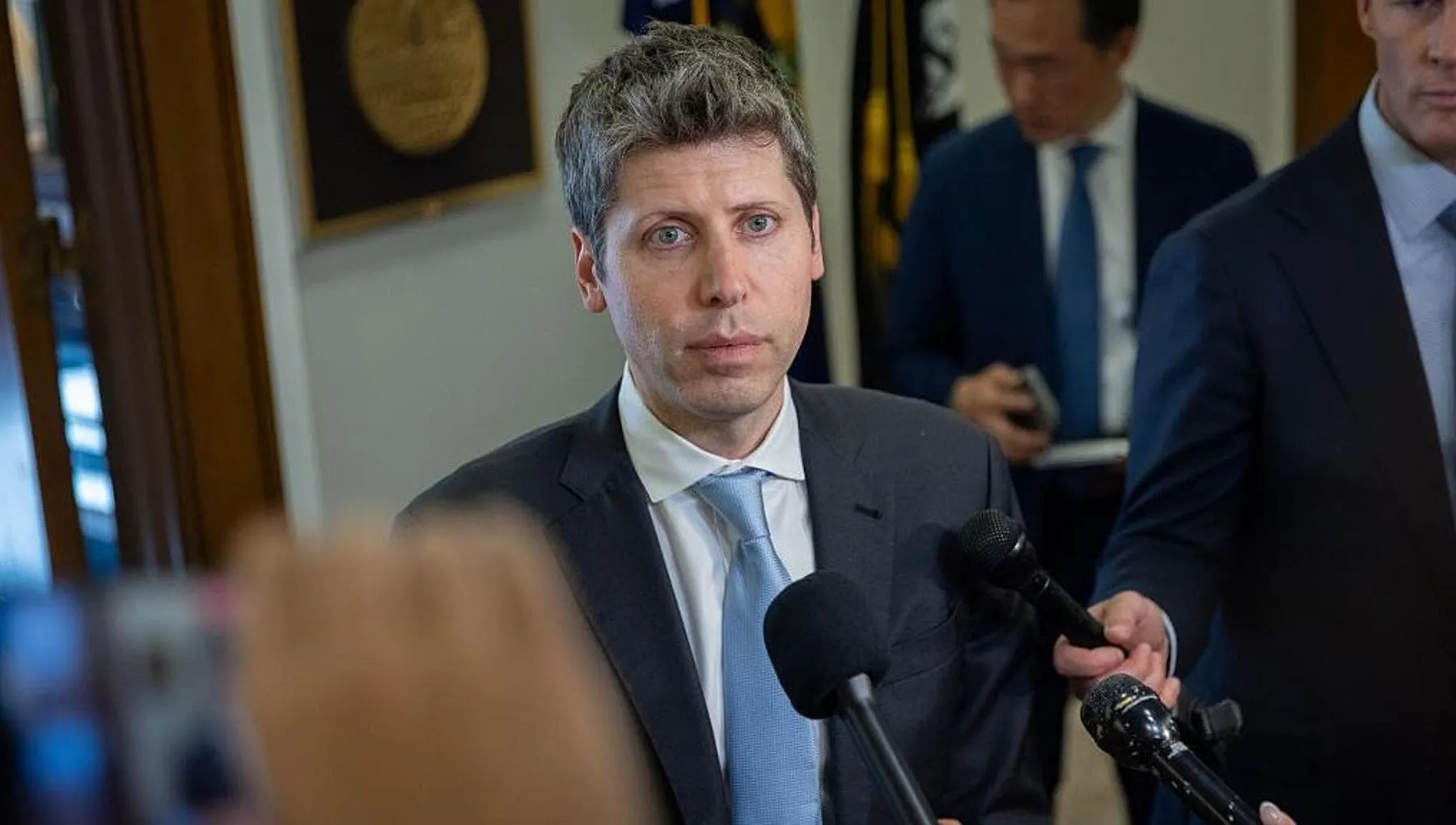 Sam Altman ora ammette che l’IA non ci farà lavorare meno