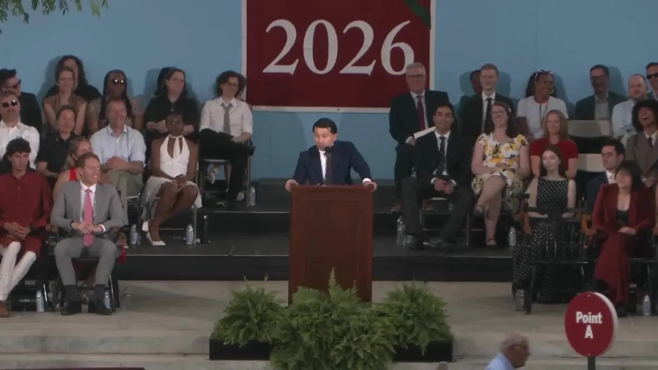 "Fuck AI", il discorso dell'attore Ronny Chieng ad Harvard contro l'intelligenza artificiale