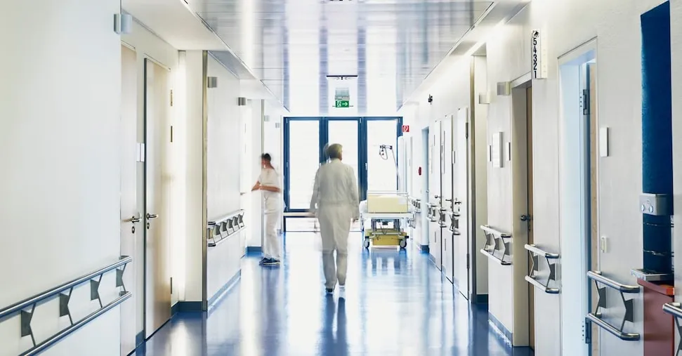 Sanità, caccia ai fondi per assunzioni e stipendi per frenare la fuga dagli ospedali