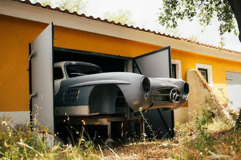 Mercedes 300 SL ritrovata in un capannone, le immagini fanno il giro del mondo - HDmotori.it
