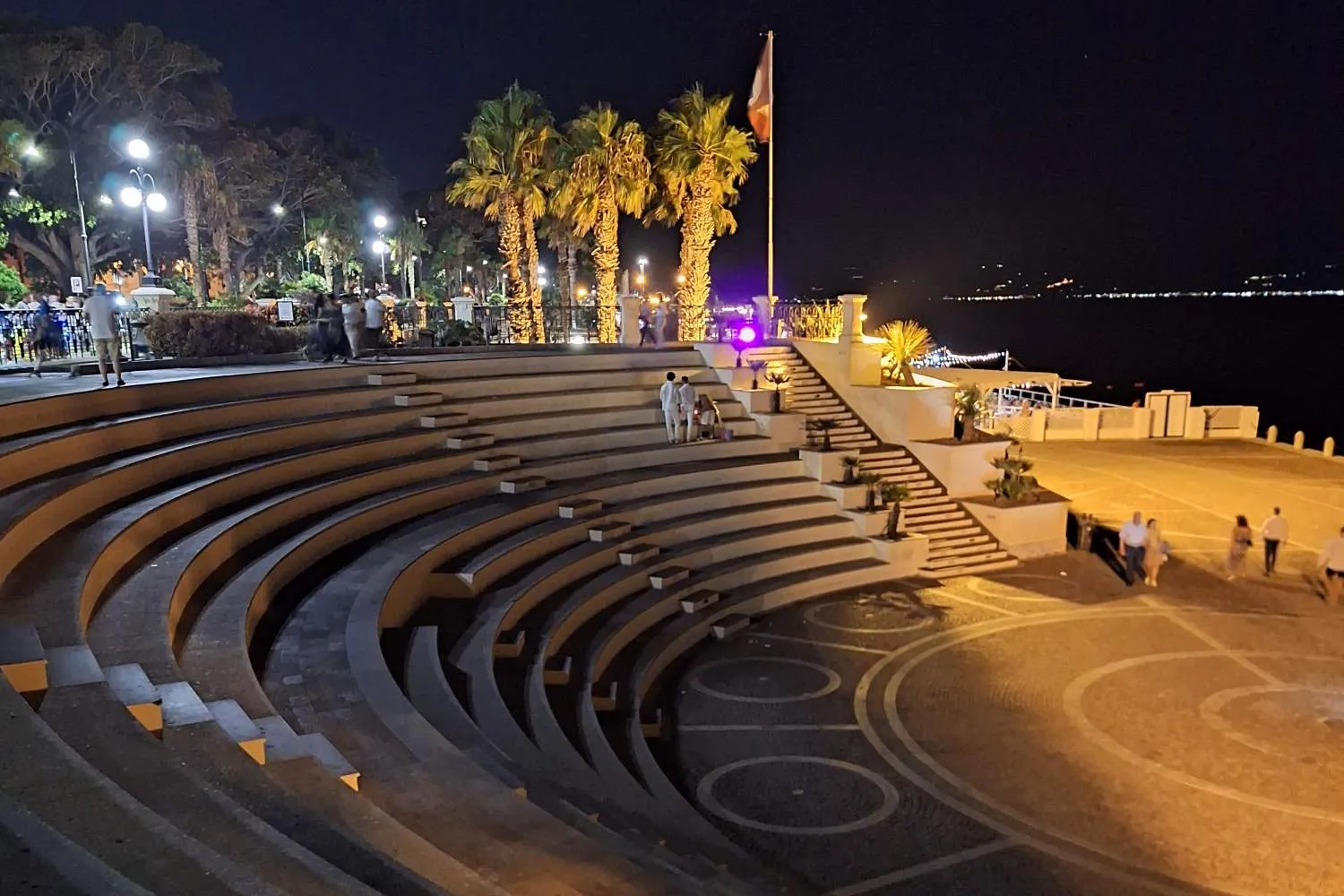 Ti spiego perché devi fermarti una sera a Reggio Calabria sul lungomare (e non perderti il km più bello d’Italia sotto le stelle)