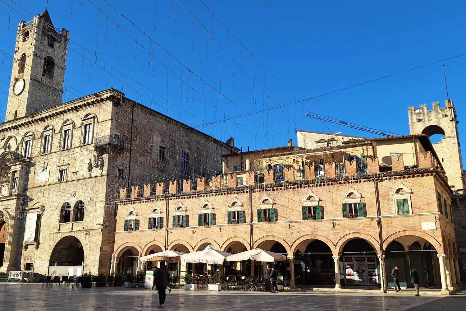 Siamo stati ad Ascoli Piceno, la città delle cento torri con il centro storico interamente scolpito nel travertino