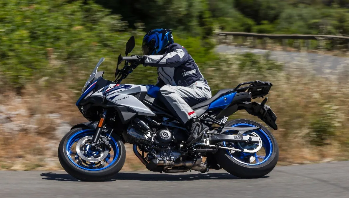 Suzuki SV-7GX: lo storico motore a V si trasforma in una crossover da viaggio - HDmotori.it