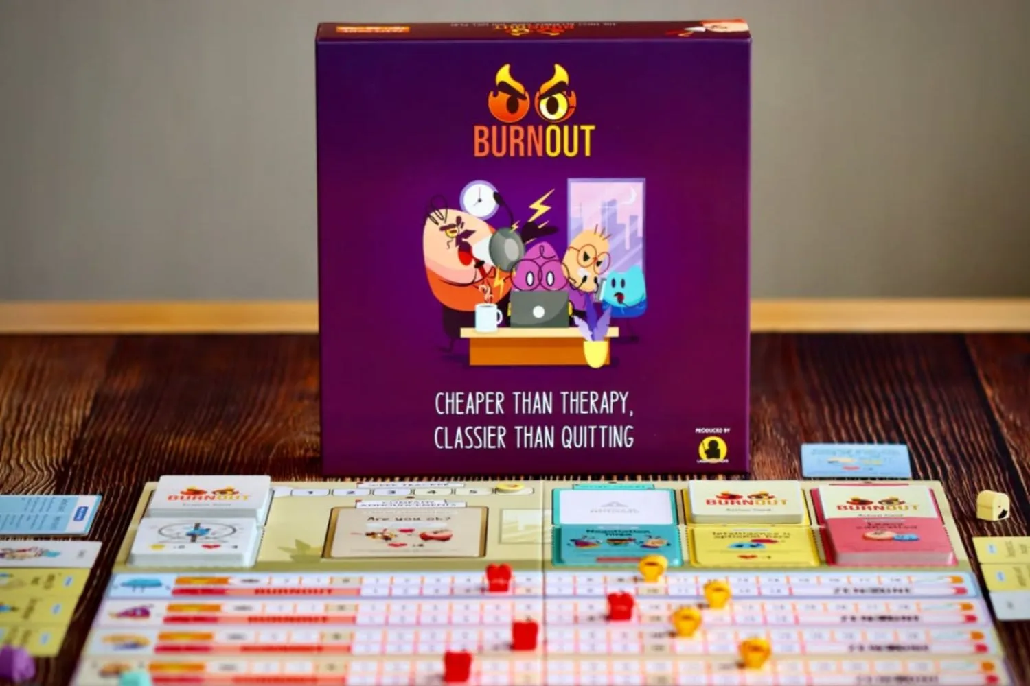 “Burnout”, il gioco da tavolo che trasforma lo stress da ufficio in strategia: vince chi sopravvive al lavoro senza crollare