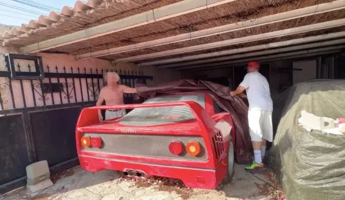 Ferrari F40 "abbandonate" su Maps, lo YouTuber becca una sonora cantonata - HDmotori.it