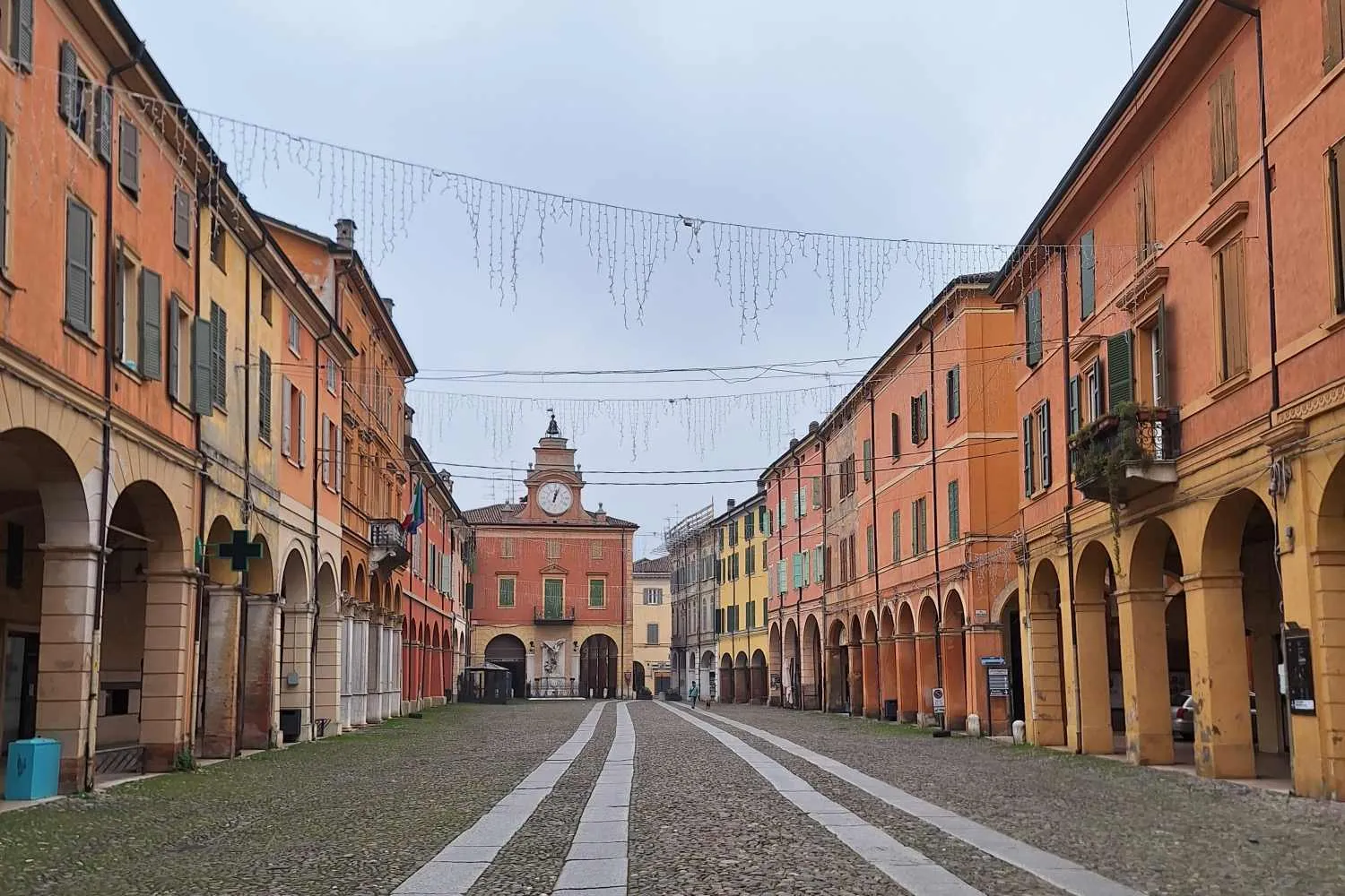 Siamo stati a Correggio e ti portiamo alla scoperta delle location dove è girata la serie tv Rai “Estranei”