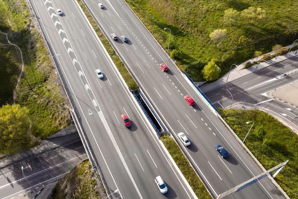 Guida in autostrada: l'obbligo che in pochi rispettano (e le multe previste) - HDmotori.it