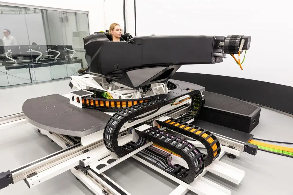 Il simulatore che unisce un pilota vero, un'auto virtuale e un powertrain reale - HDmotori.it