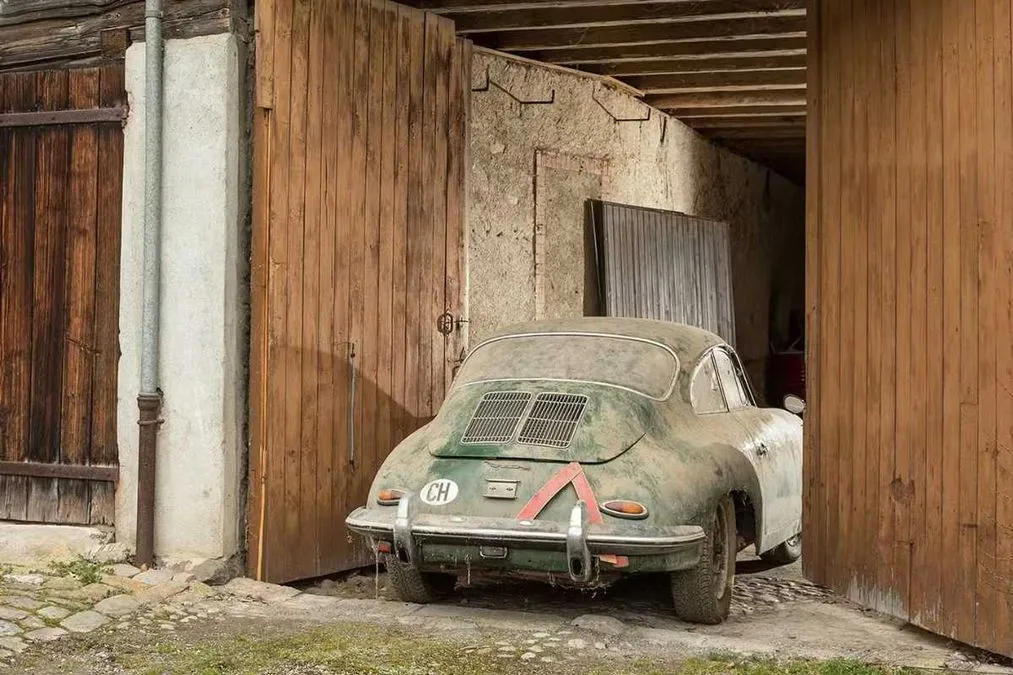 Porsche, in un fienile spunta un tesoro: non la toccavano da 45 anni - HDmotori.it