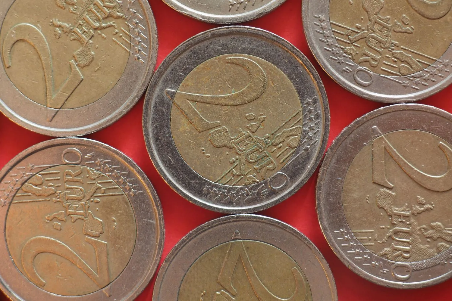 Monete false da 2 euro, il dettaglio sul bordo che te le fa riconoscere al volo (e a cui iniziare a fare attenzione)