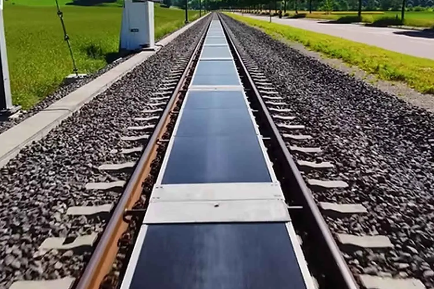 Pannelli solari tra i binari, in Svizzera funzionano: 11 mila treni passati e oltre 16 mila kWh prodotti