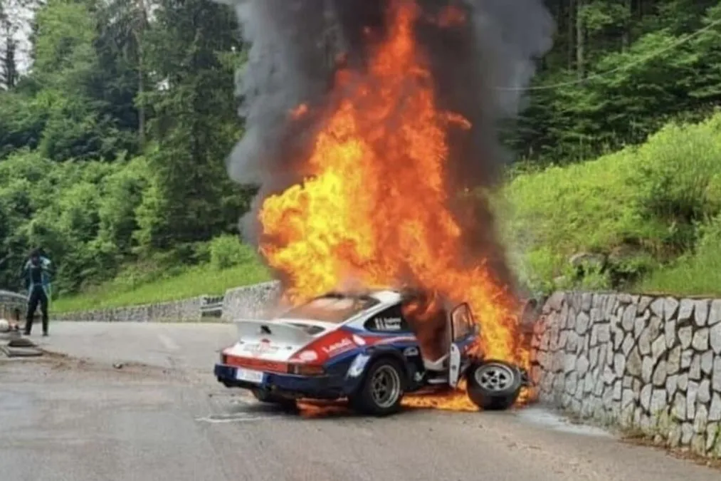 Porsche finisce tra le fiamme dopo un incidente, paura al Valsugana Historic Rally - HDmotori.it