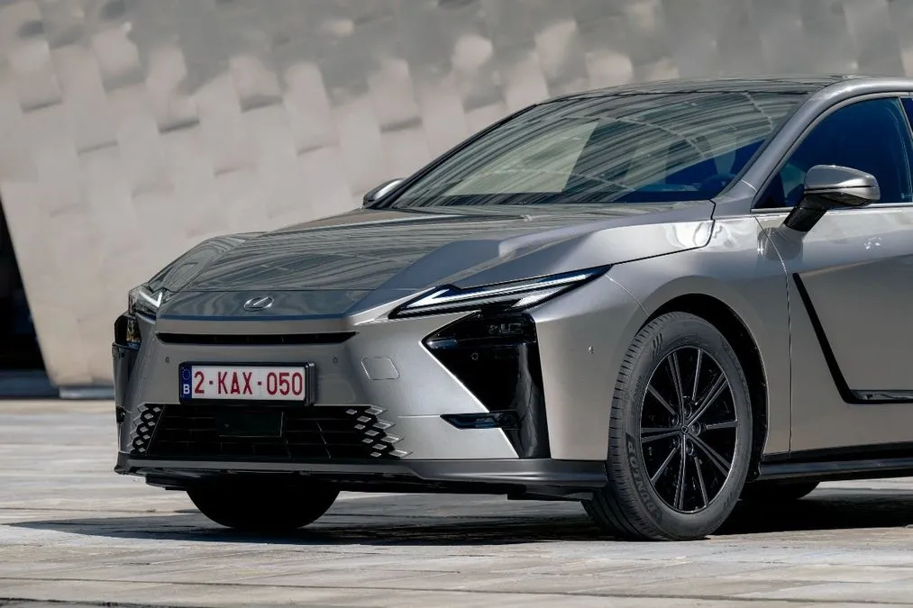 Torna l’eleganza sportiva di Lexus: i prezzi della nuova berlina ES - HDmotori.it