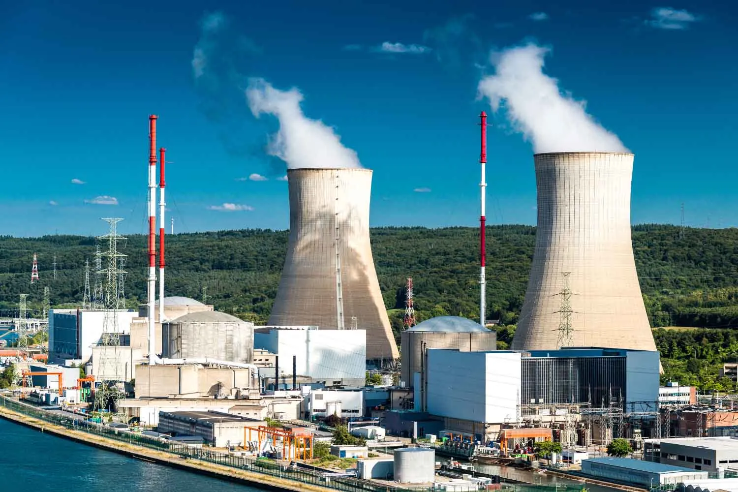 La Francia vuole 6 nuovi reattori nucleari, ma può davvero permetterseli? Anche l'Italia dovrebbe chiederselo