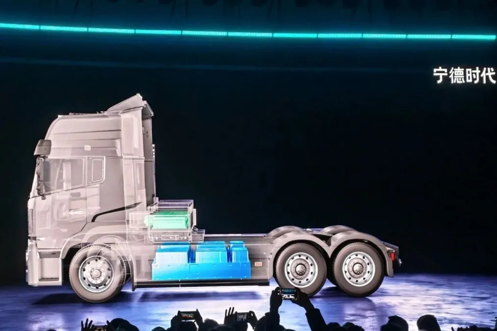 Camion EV, arriva la doppia batteria: una si sostituisce, l'altra fornisce energia di riserva - HDmotori.it