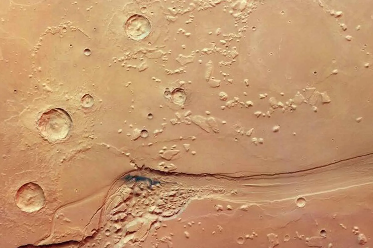 Marte continua a sorprendere! La valle lunga quanto l’Italia (con tracce di acqua e lava) potrebbe essere l'indizio di un antico oceano