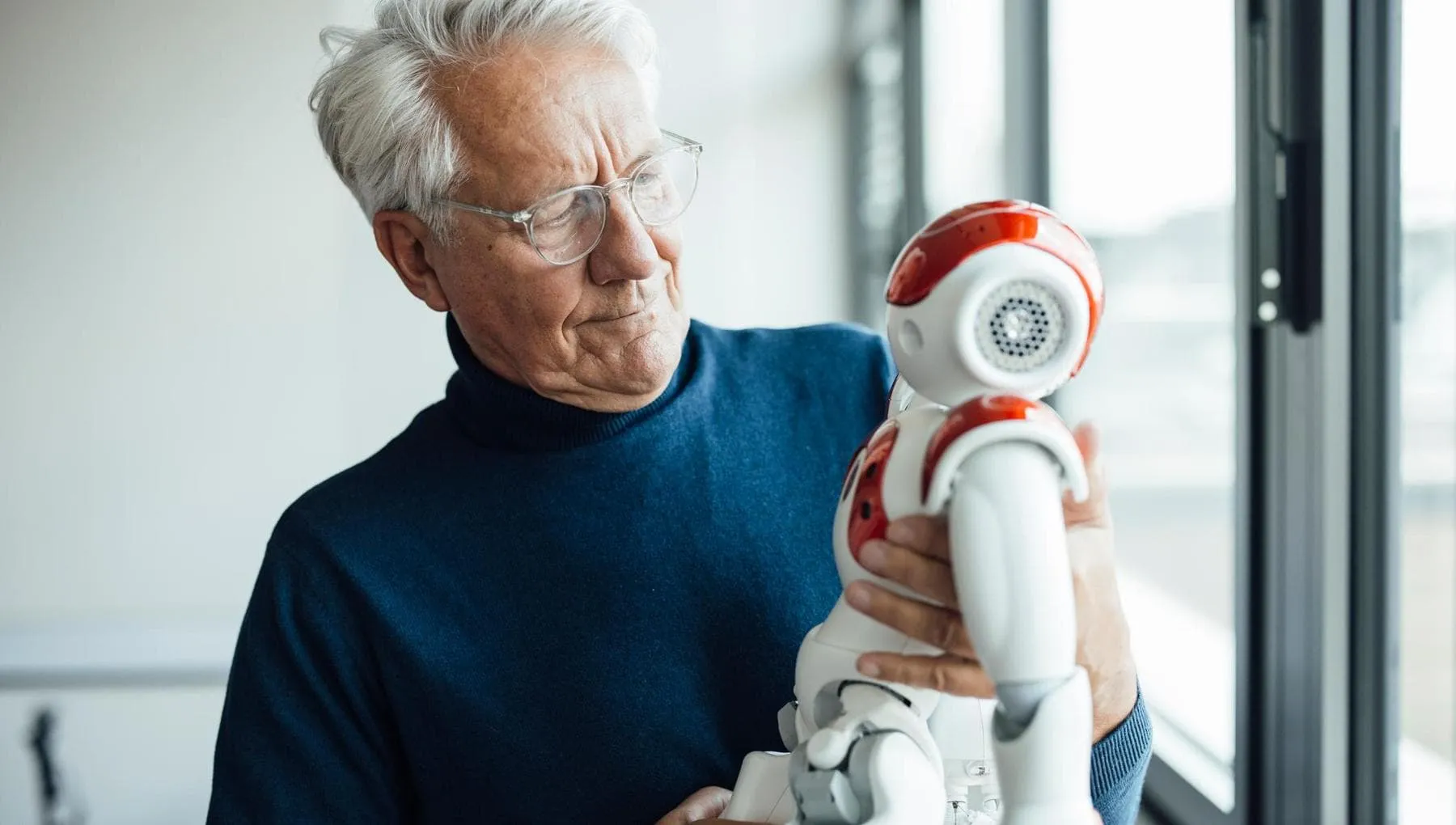 Contro la solitudine degli anziani il Giappone usa un robot