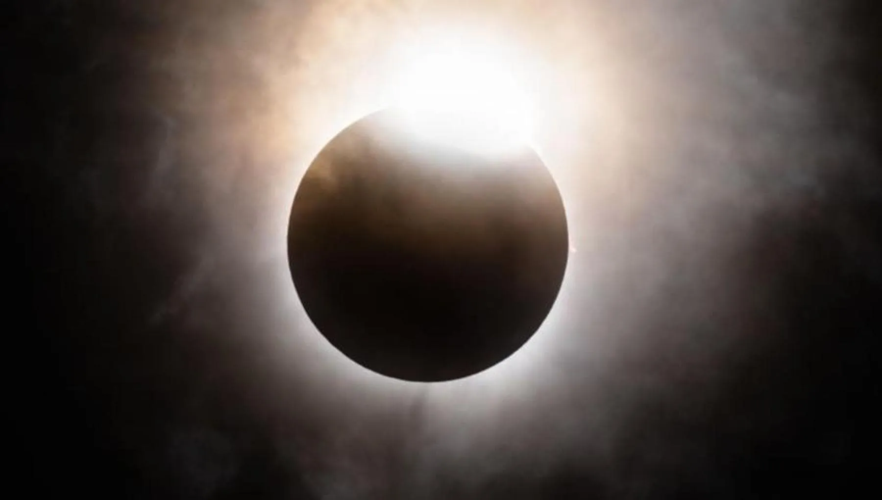 Eclissi solare 12 agosto: perché non guardarla senza filtri adeguati