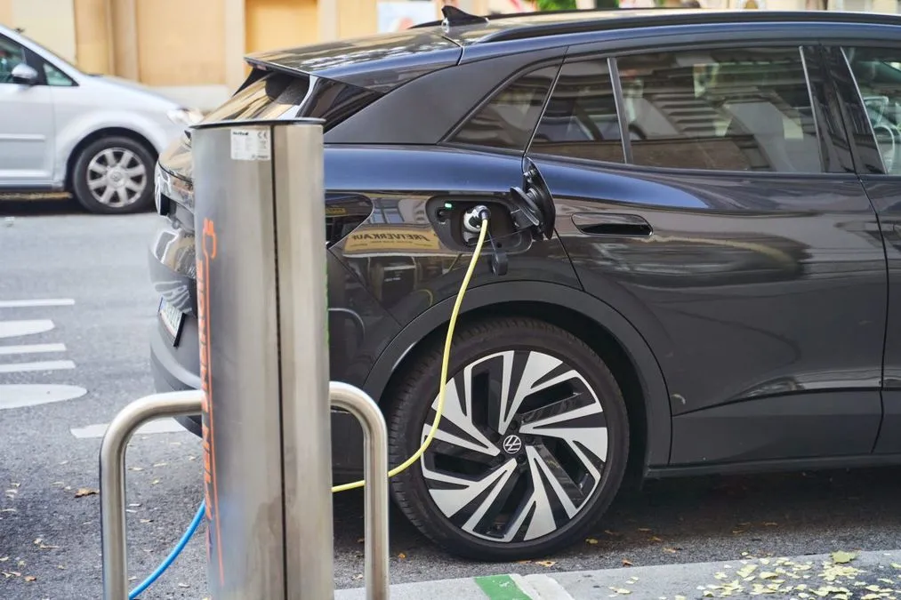 Auto elettriche, dal 2027 cambia la ricarica: colonnine ogni 60 km e pagamenti più facili - HDmotori.it