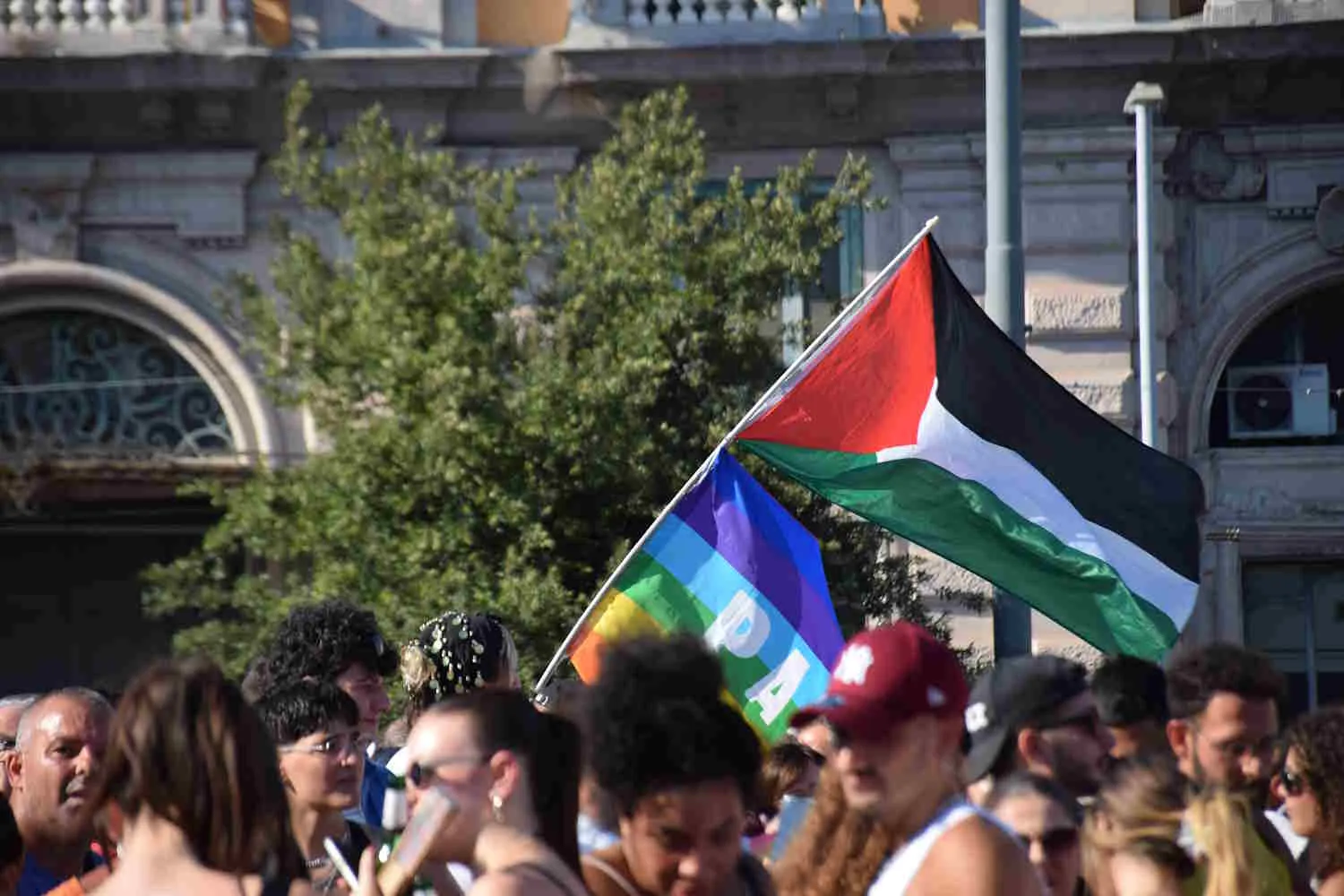 “Free Palestine” sulle magliette dei bambini: famiglia allontanata dal palazzetto ai Giochi del Mediterraneo