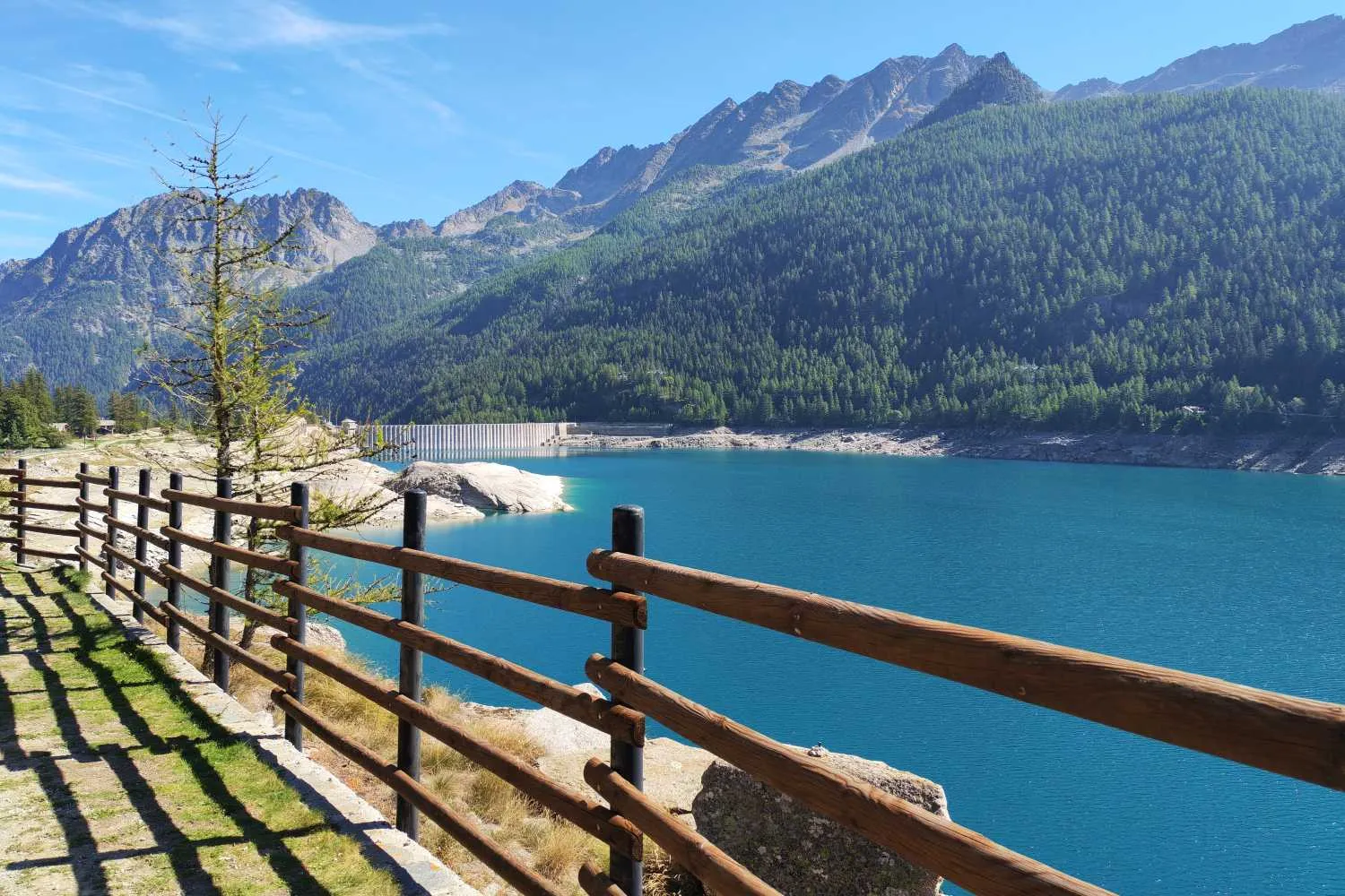 Abbiamo percorso in bici il giro del Lago di Ceresole Reale dove le montagne del Parco del Gran Paradiso si specchiano nelle acque blu