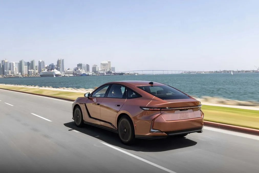 Lexus ES 2026: ora è elettrica e full hybrid di sesta generazione - HDmotori.it