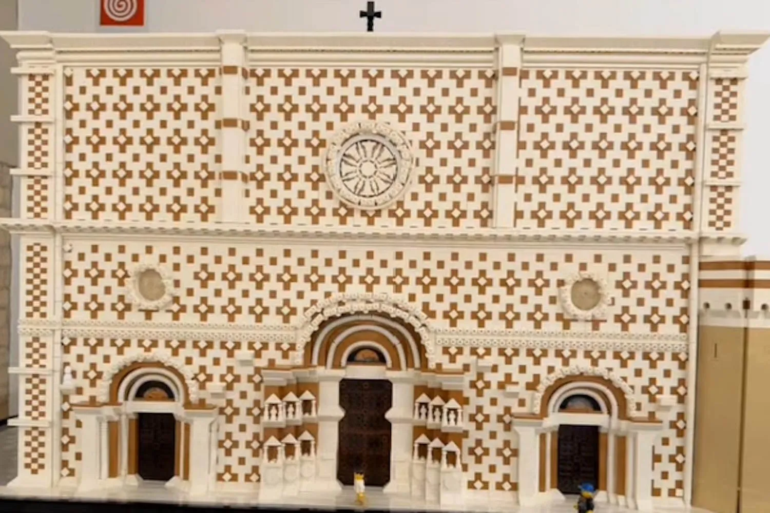 La Basilica di Collemaggio fatta tutta di Lego sarà presto esposta a L’Aquila