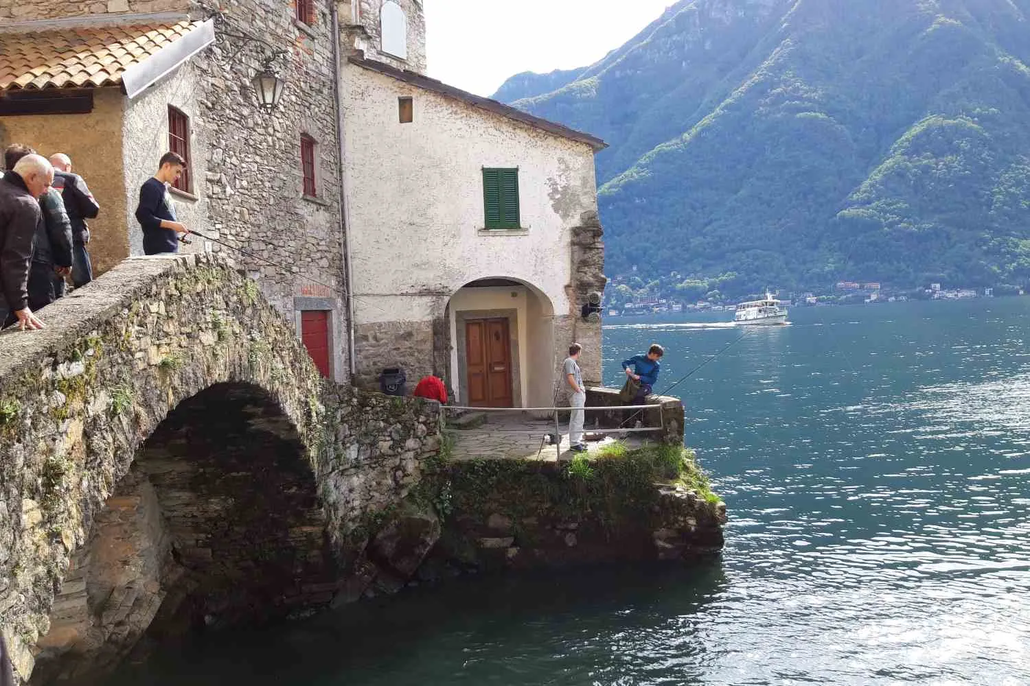 Sul Lago di Como c'è un borgo di origine celtica incastonato nella roccia con una gola mozzafiato e una cascata di 200 metri