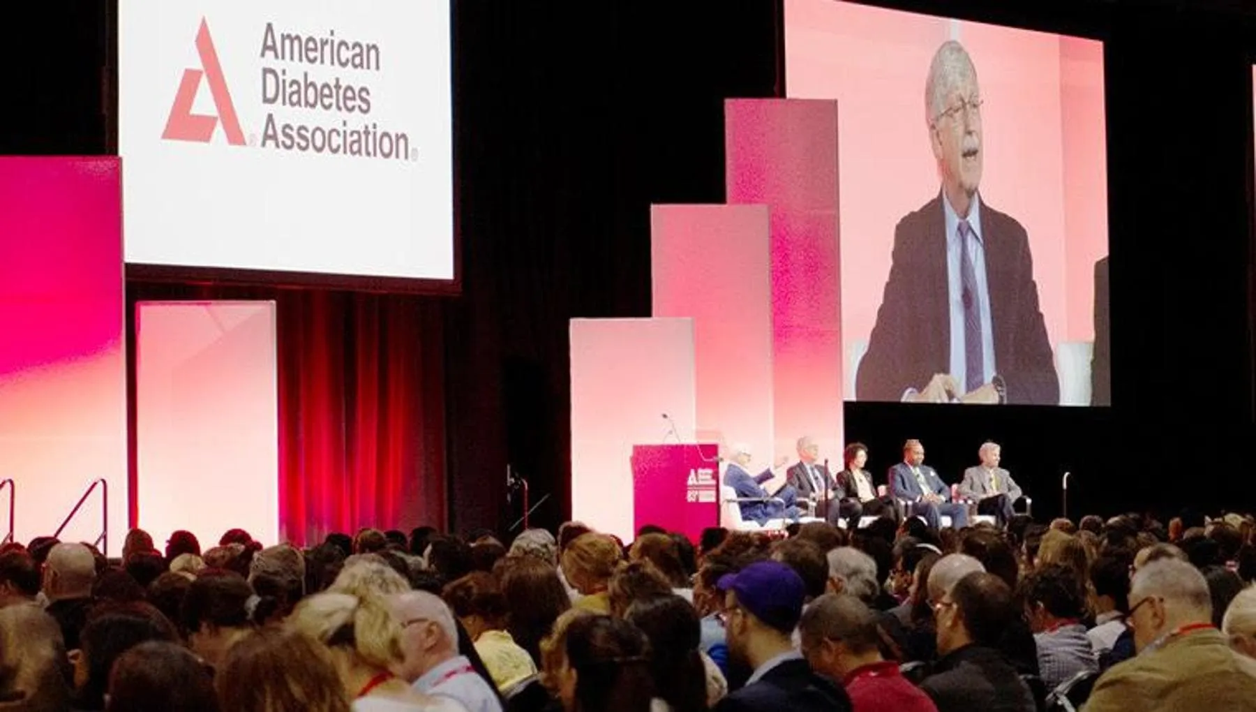 Diabetologi distribuiscono editoriale contro Trump al congresso Usa: portati fuori dalla polizia